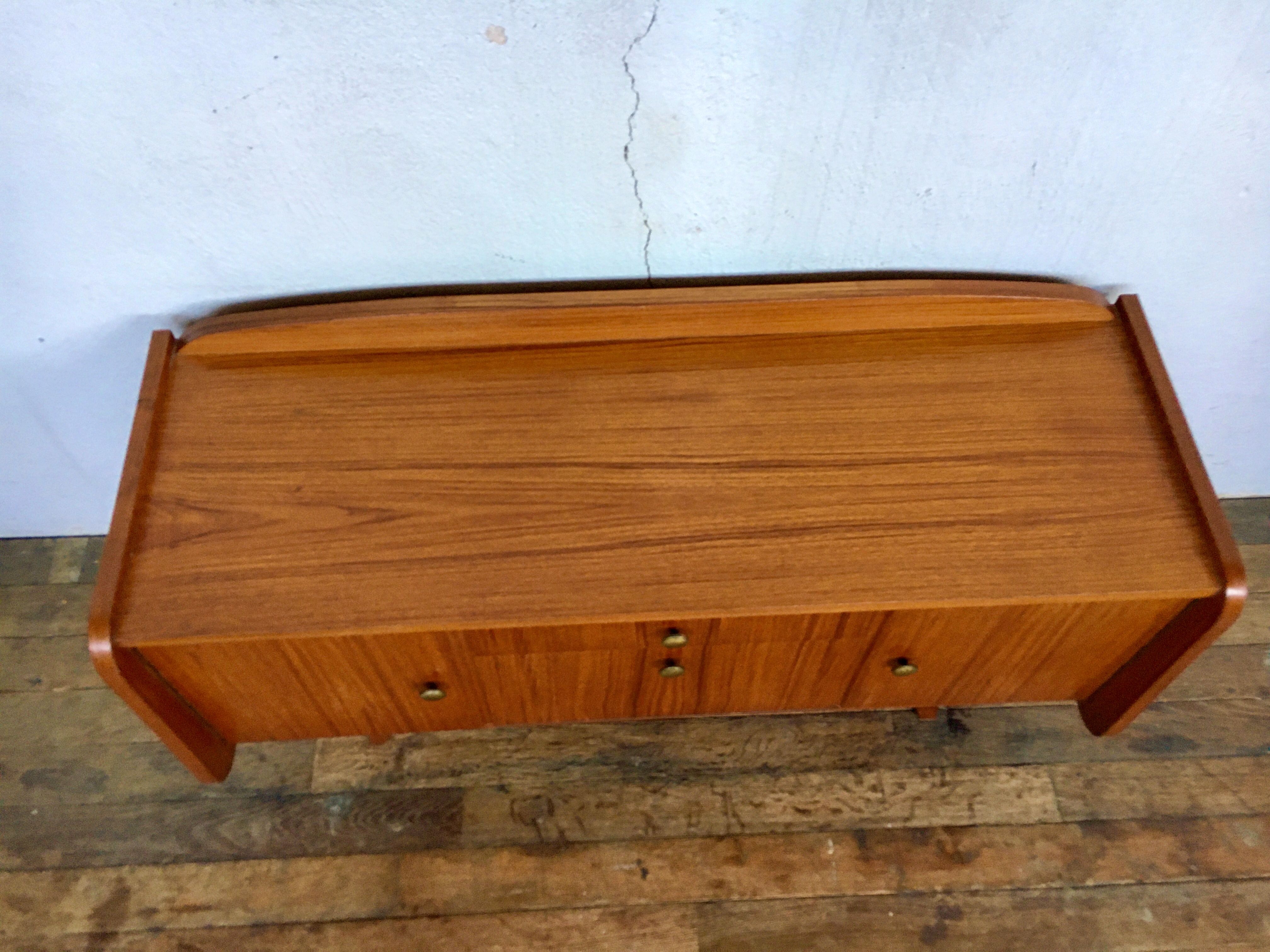 Hifi tv stand enfilade Scandinavian style 1960 vintage teak feet compass