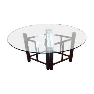 Round dining table