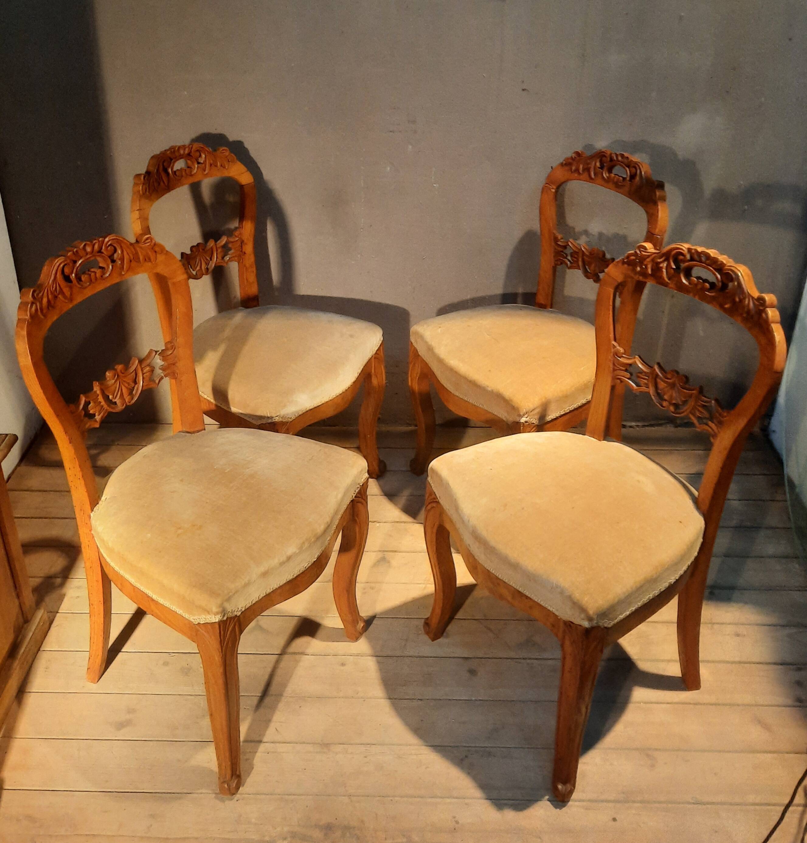 Set of 4 blond braked chairs