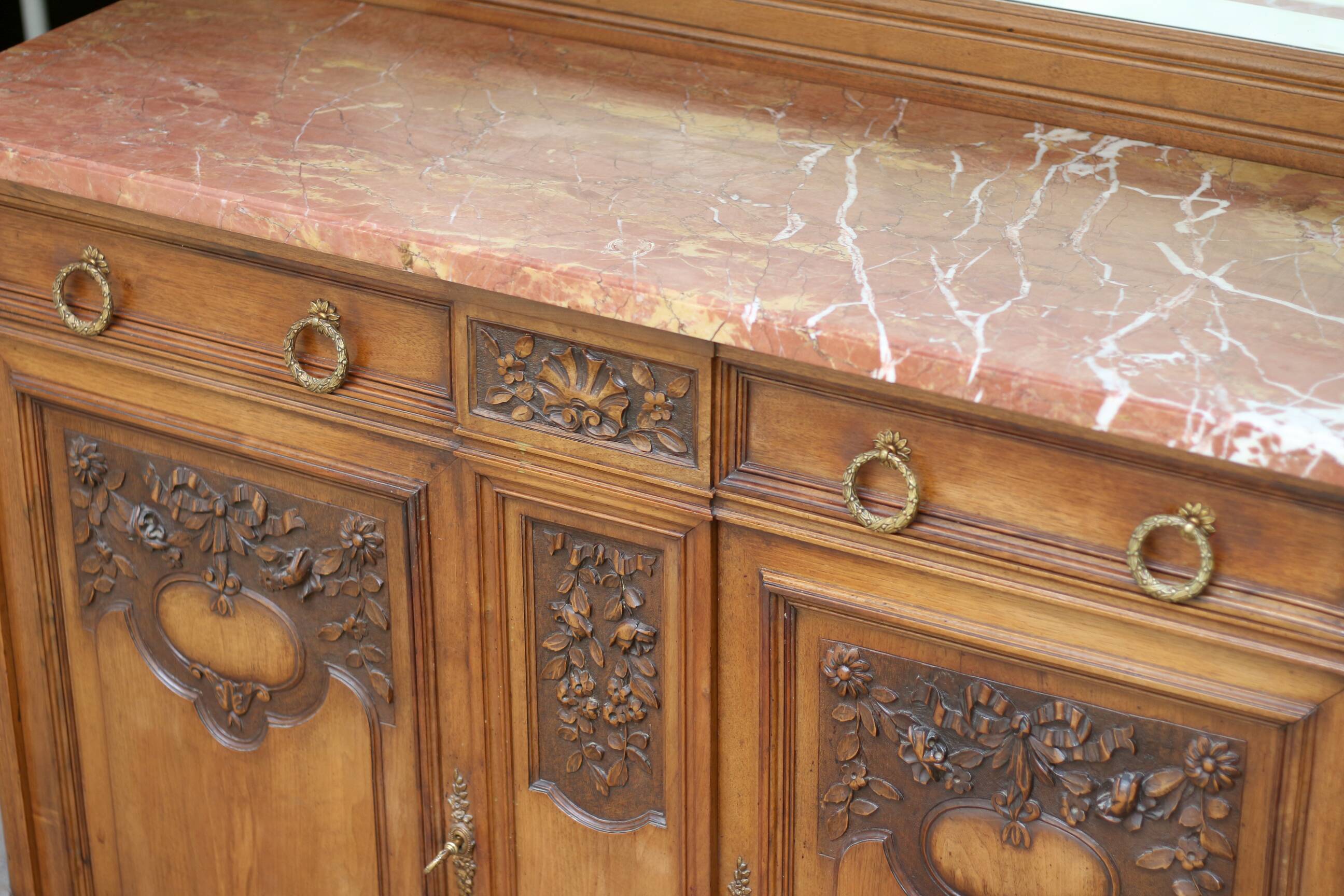 Buffet with mirror in solid walnut. Late 19th century, beautiful piece.