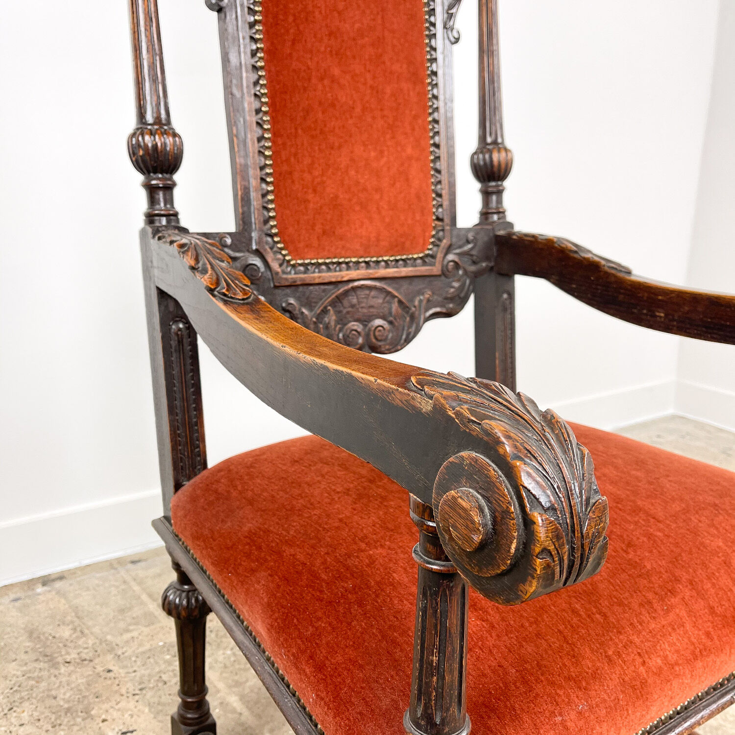 Fauteuil en chêne sculpté du XIXe siècle