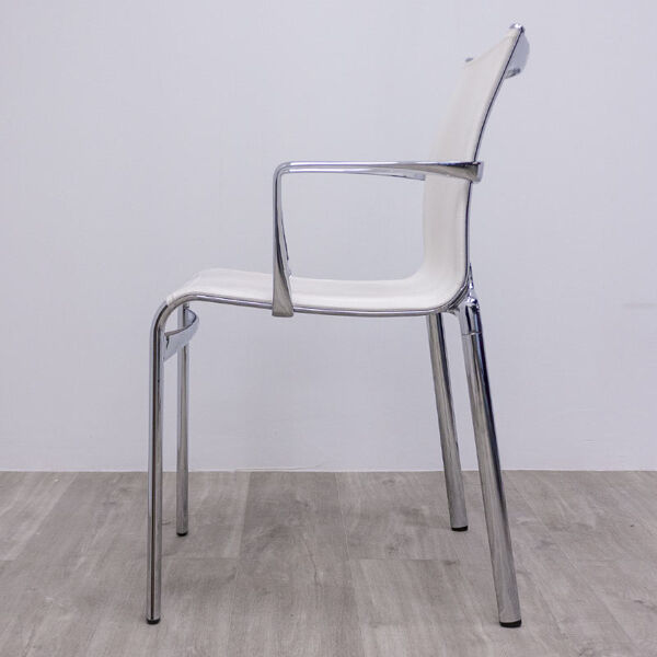 Chaise bigframe 44/440 de chez alias avec accoudoirs et résille blanche