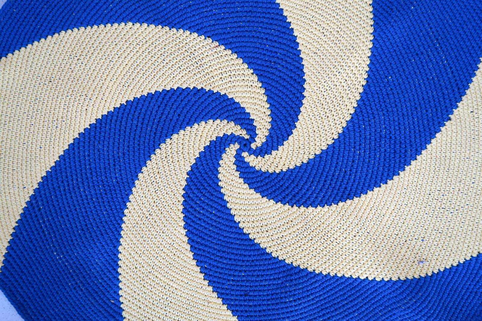 Tapis contemporain ora tressé en coton (77cm), édition unique
