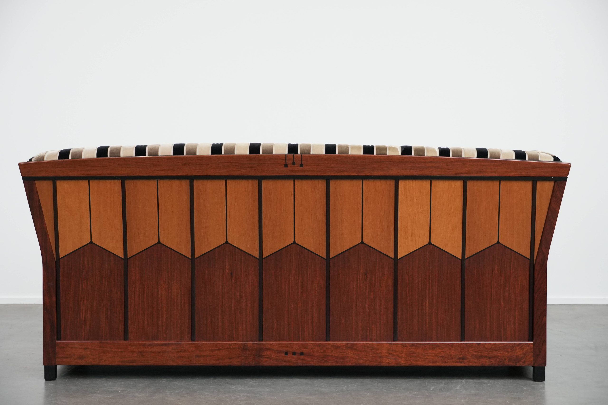 Canapé 2,5 places de luxe au design Art Déco, avec de magnifiques boiseries et un revêtement en tissu de haute qualité.