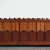 Canapé 2,5 places de luxe au design Art Déco, avec de magnifiques boiseries et un revêtement en tissu de haute qualité.