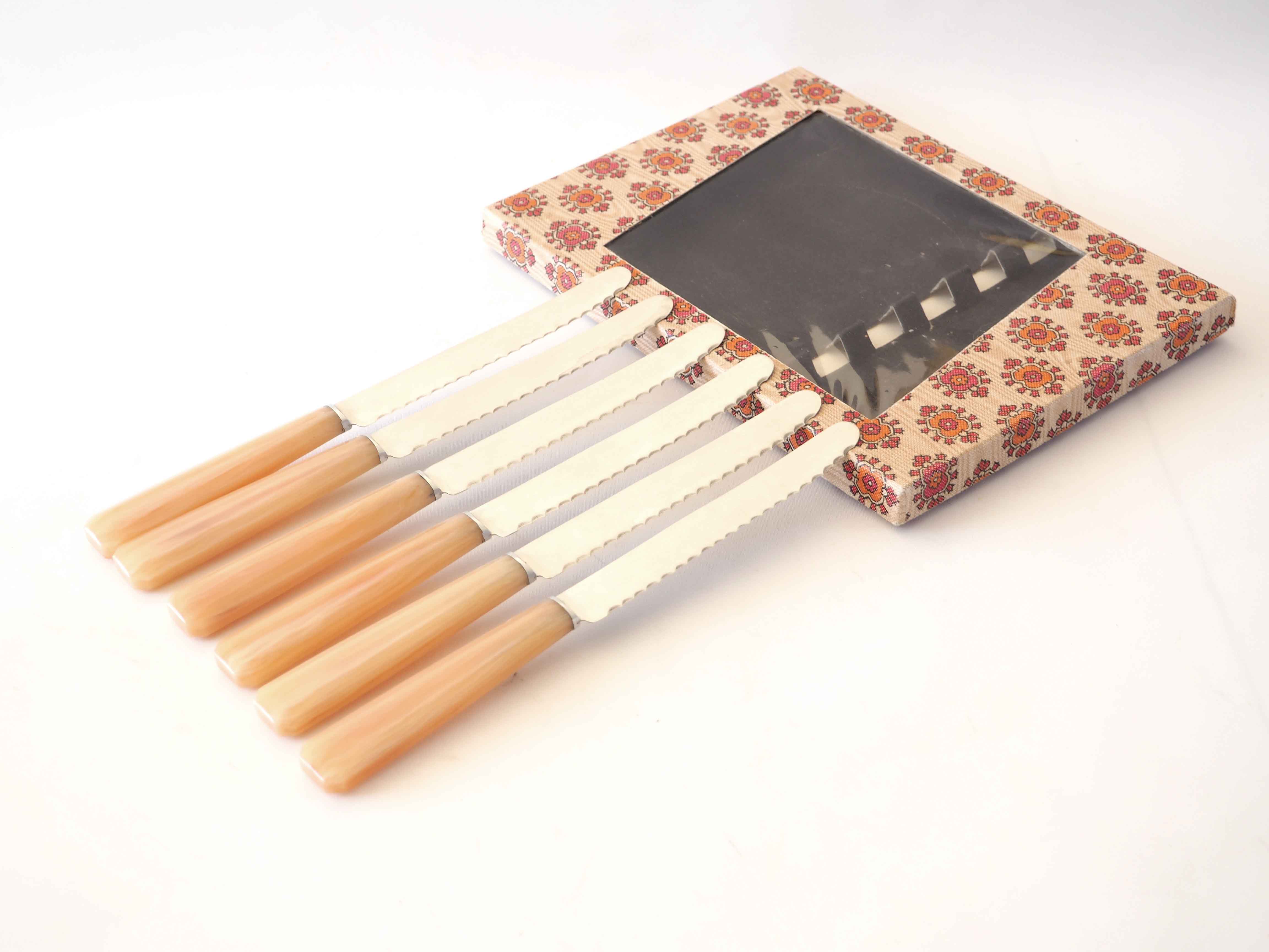 Series of 6 bakelite knives