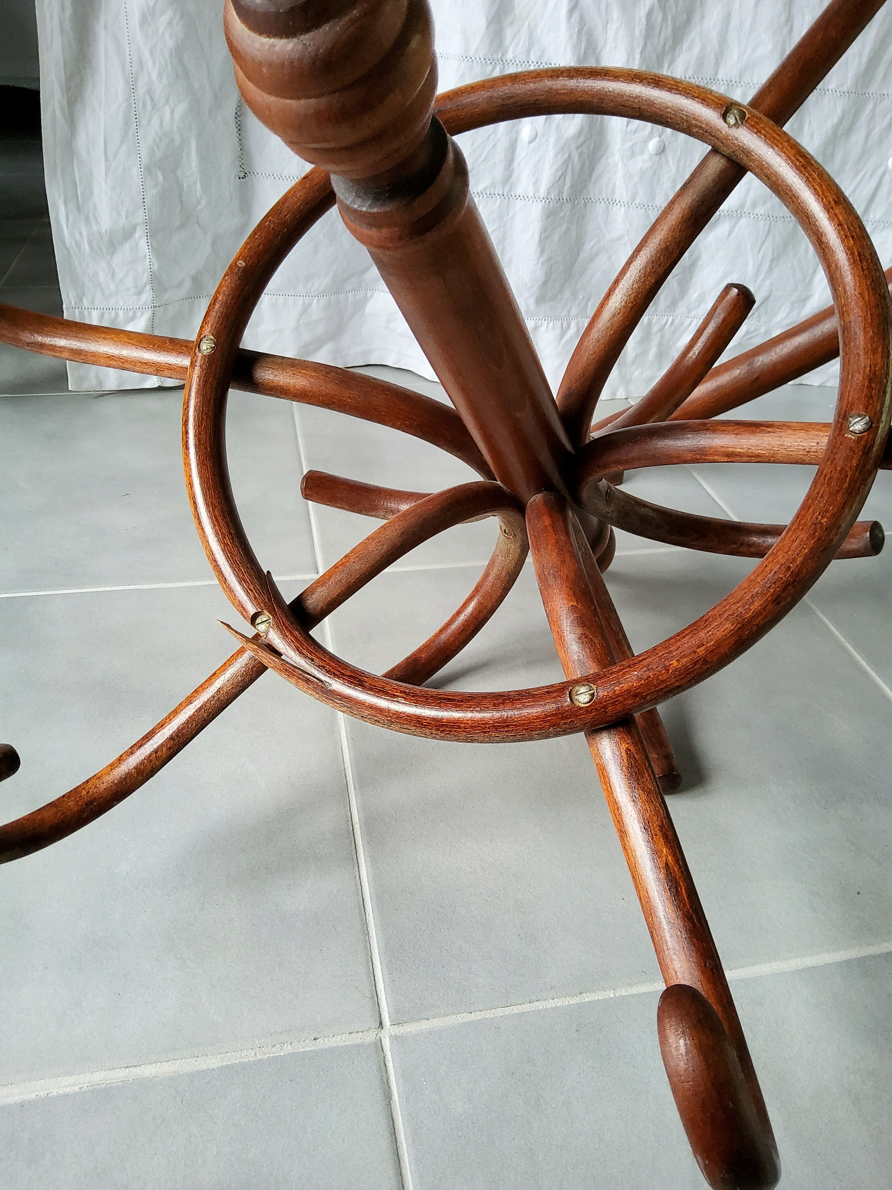 Coat rack parrot Thonet