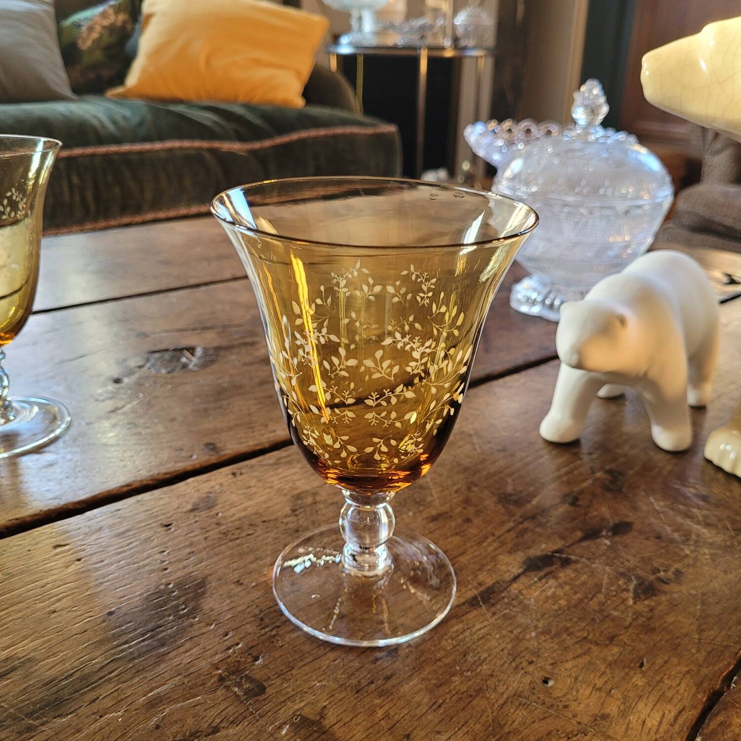 Lot de dix verres à pied ambrés gravés – années 1950