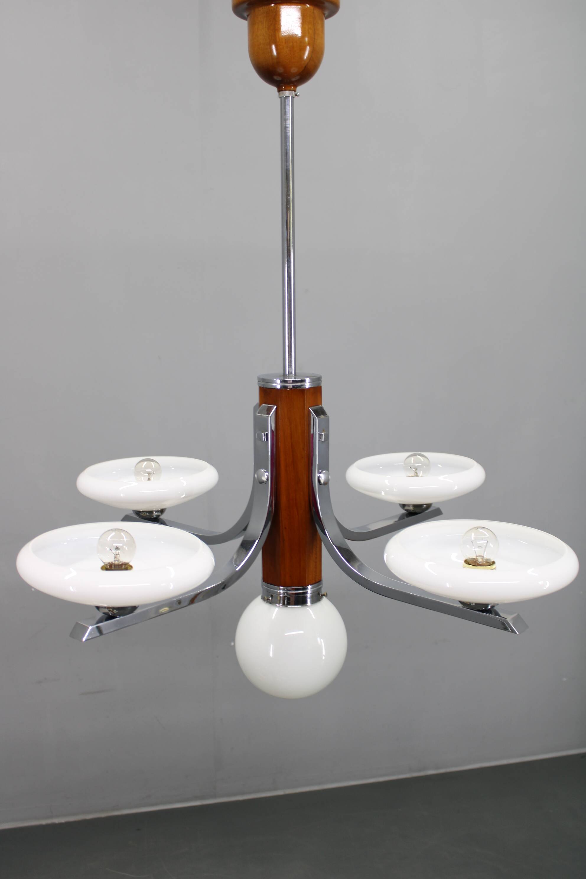 Lustre Art Déco en chrome et noyer avec abat-jour en verre opale, Tchécoslovaquie, 1