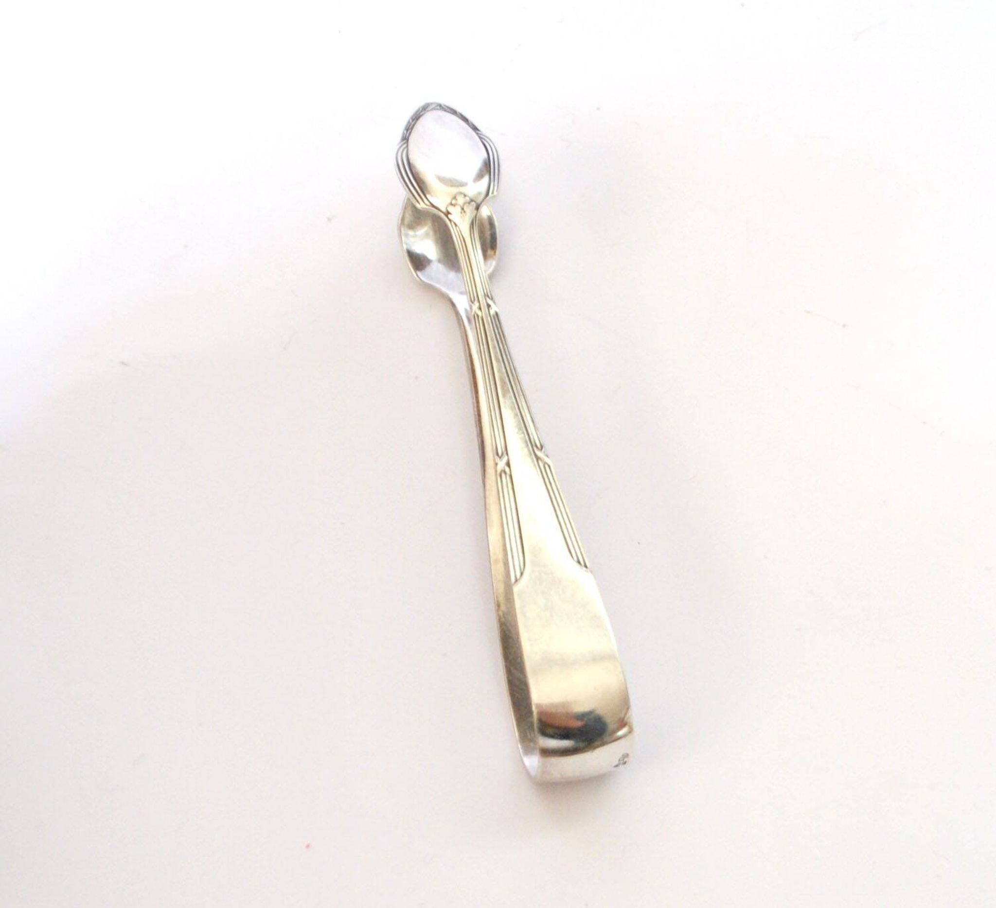 WMF vintage sugar tongs in silver-plated metal with crossed ribbon decoration.