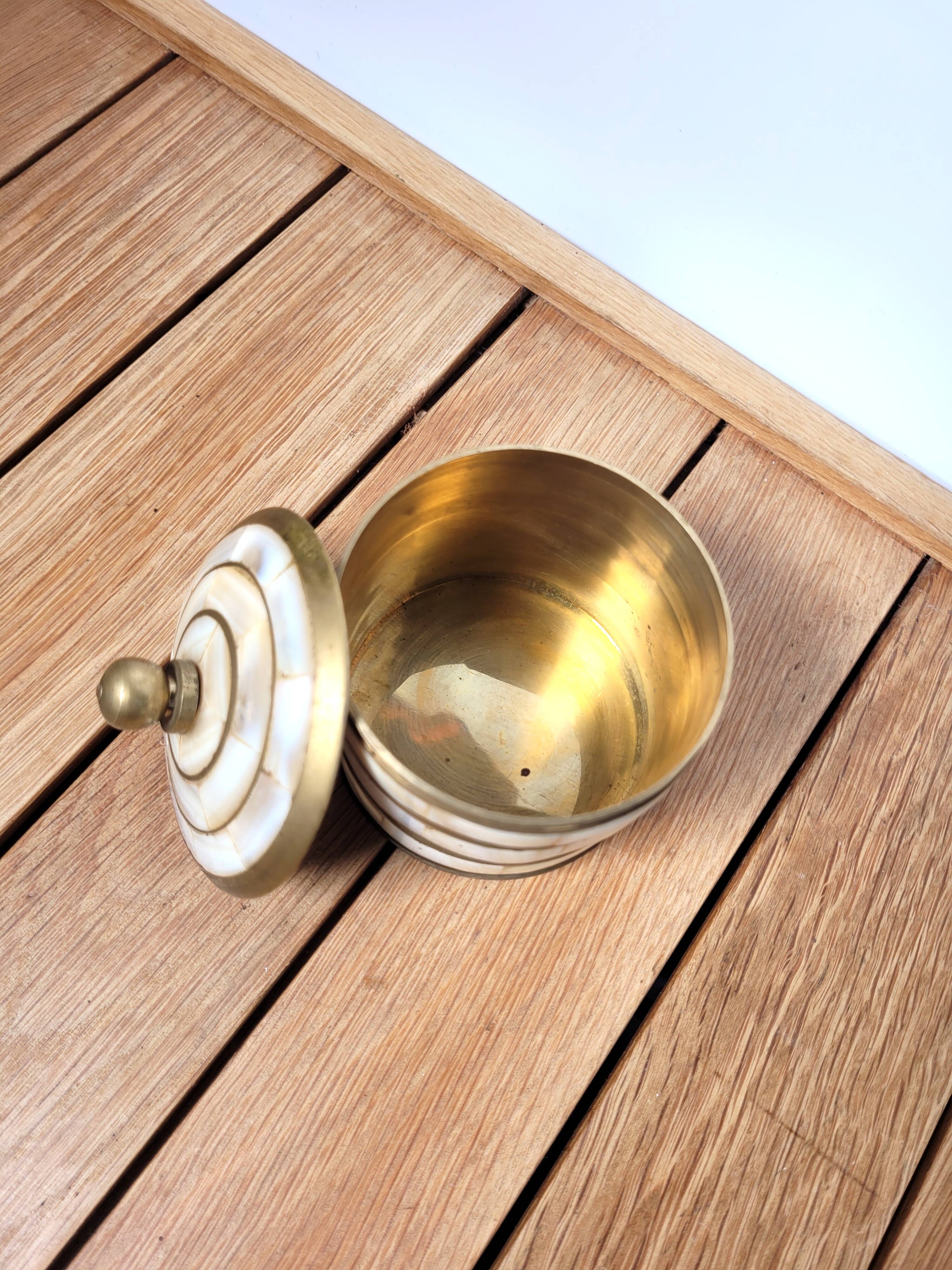 Small round box in mother-of-pearl and brass