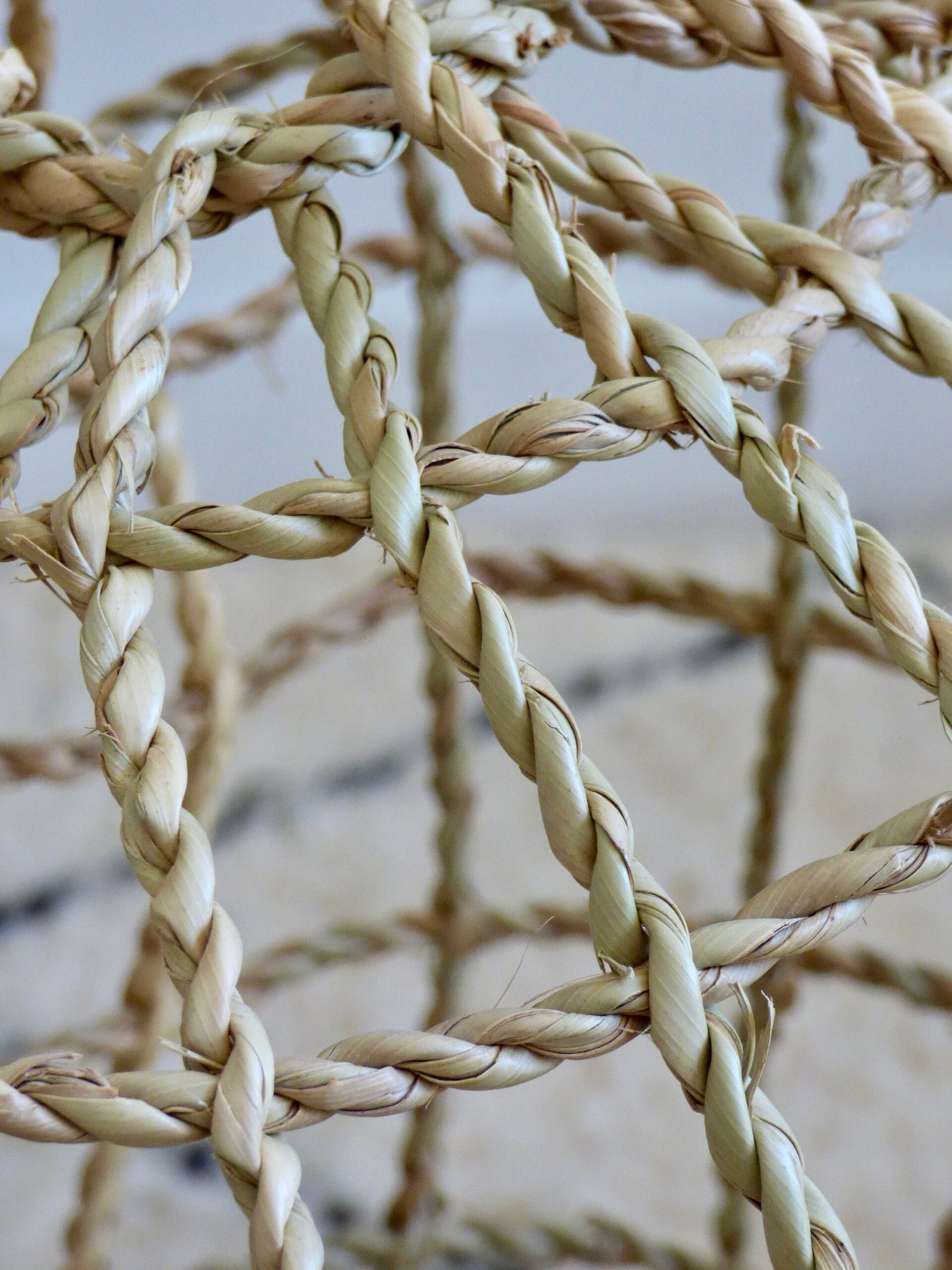 Suspension fishing net braided in palm leaf