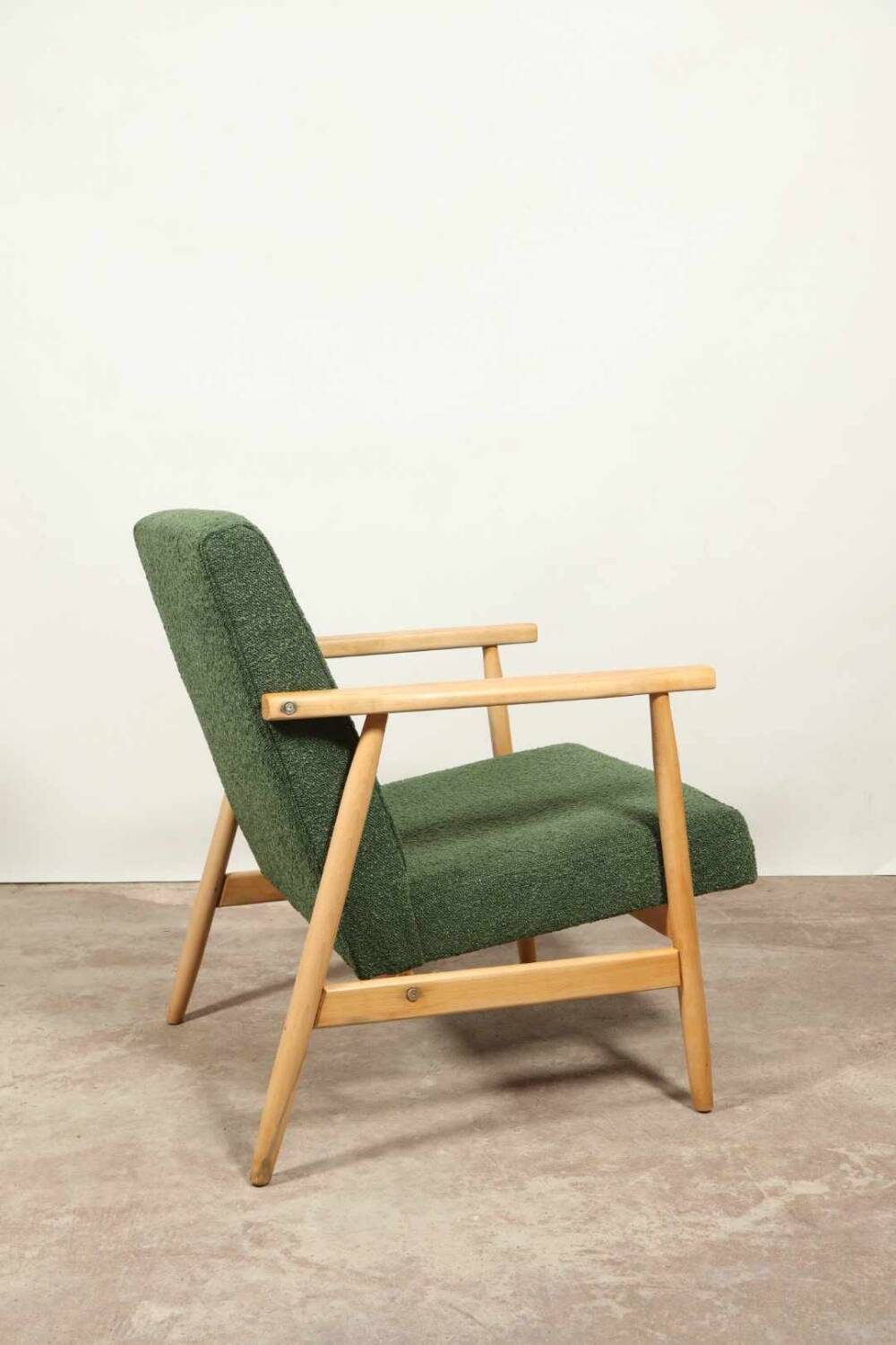 Fauteuil vintage Boucle verte bois naturel après rénovation