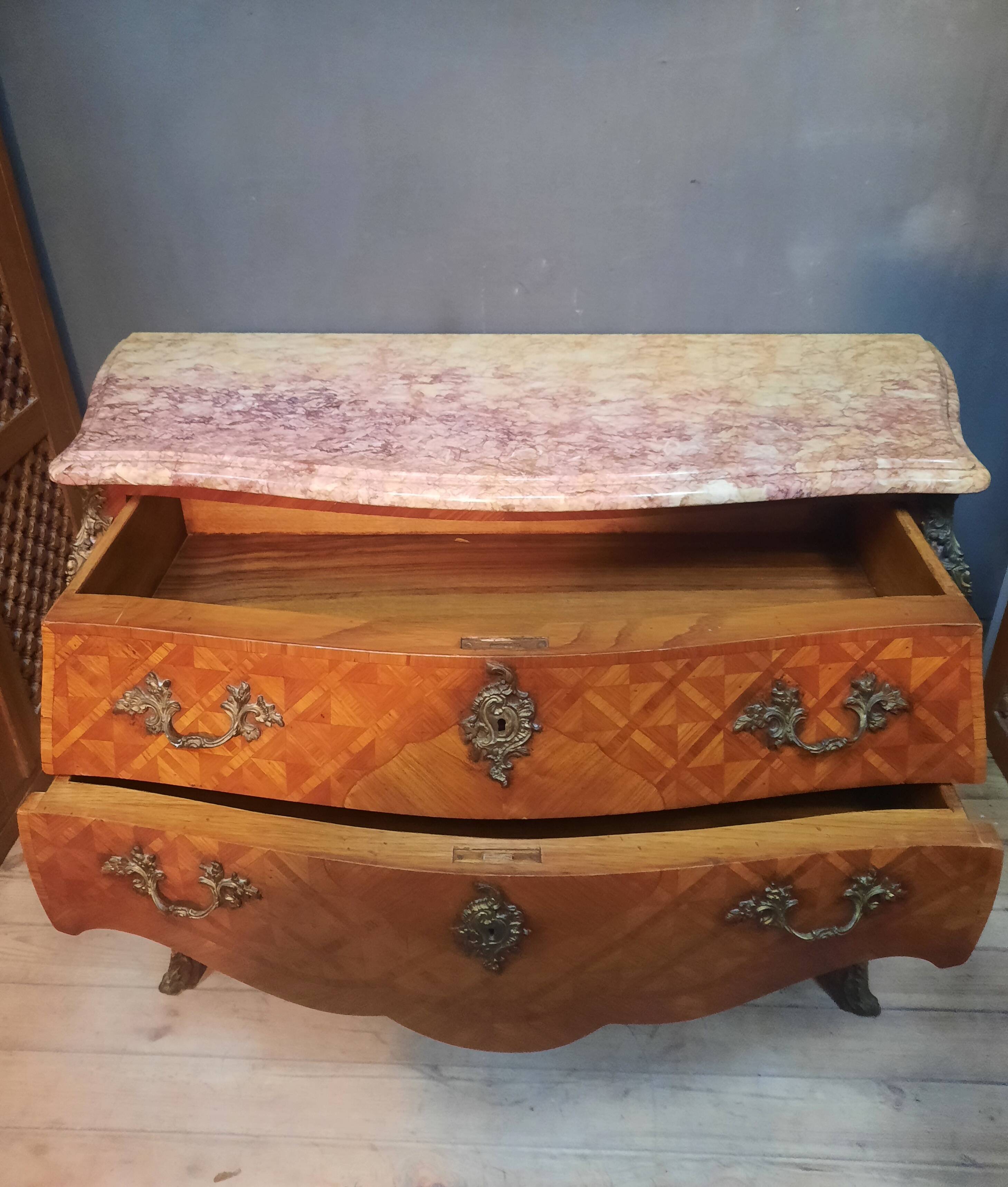 Commode en marquetterie style Louis XV