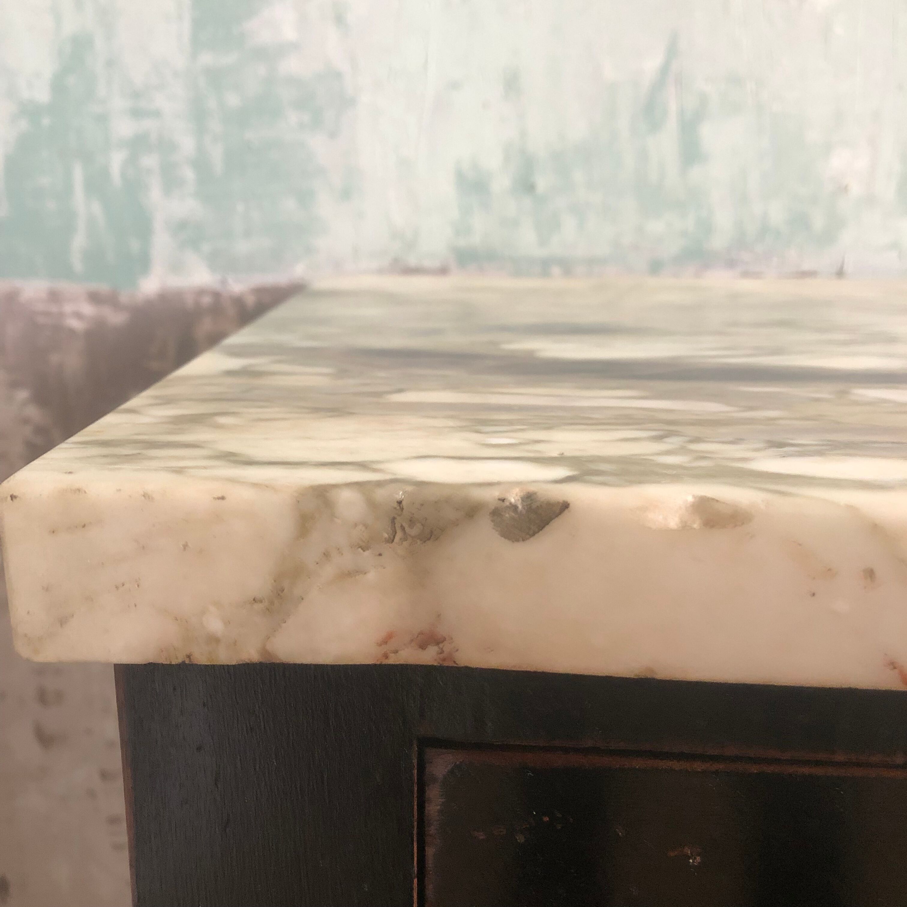 Ancien buffet en bois, marbre blanc