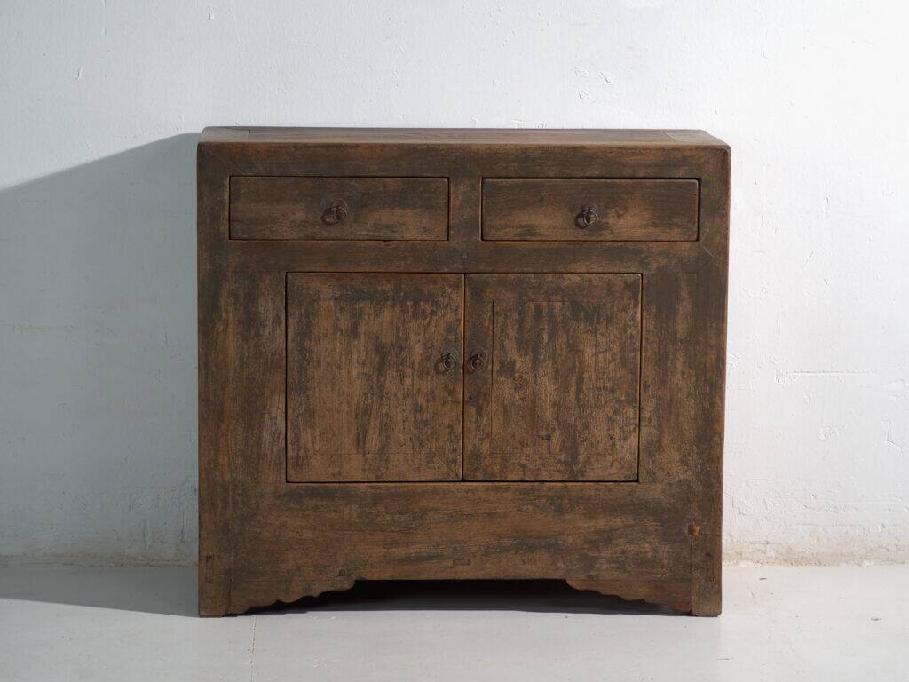 Buffet ancien en sapin à deux tiroirs et deux portes – Chine, vers 1930