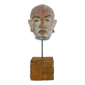 Face sculpture in polychrome earth and plaster, cabinet of curiosities. Ph Monaux. Ariège artist