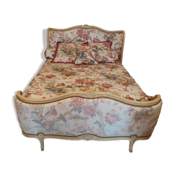 Lit double style Louis XV – Bois patiné et tissu fleuri