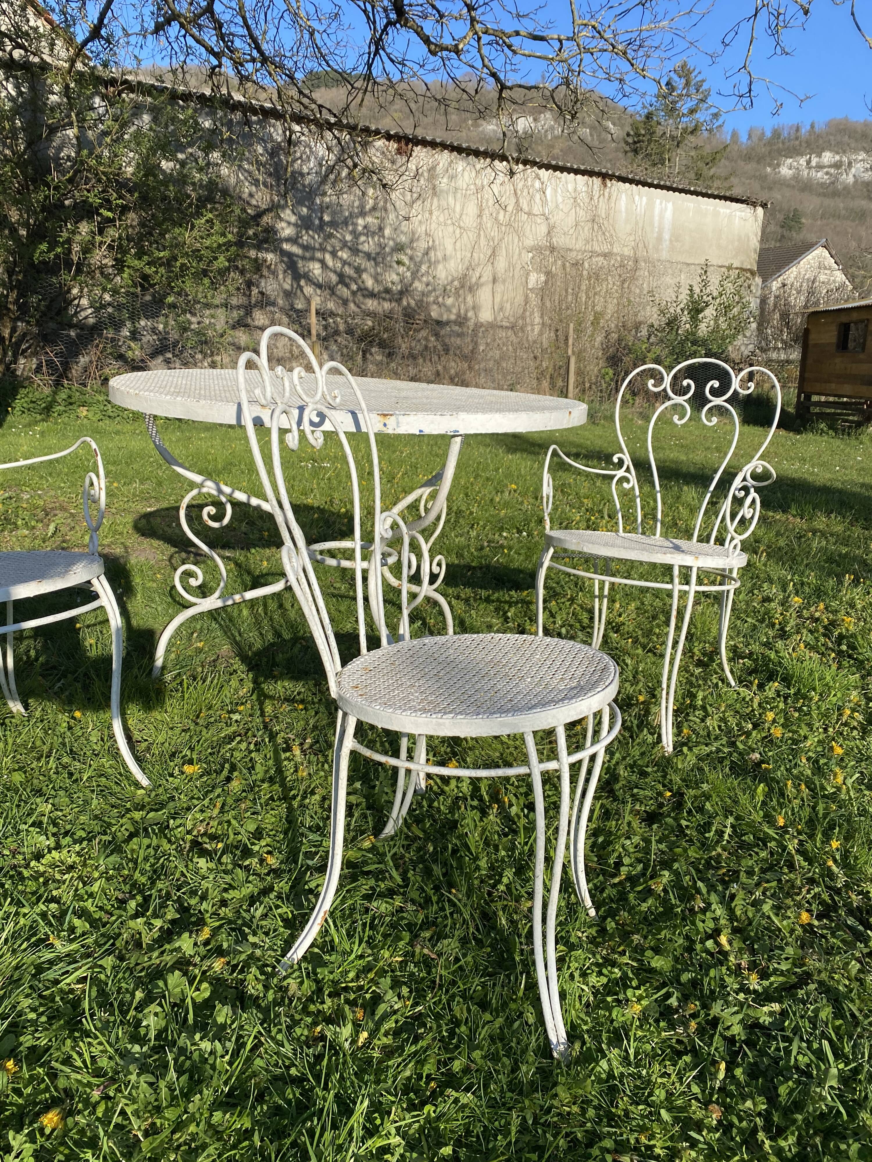 Vintage wrought iron garden furniture – Table + 3 chairs