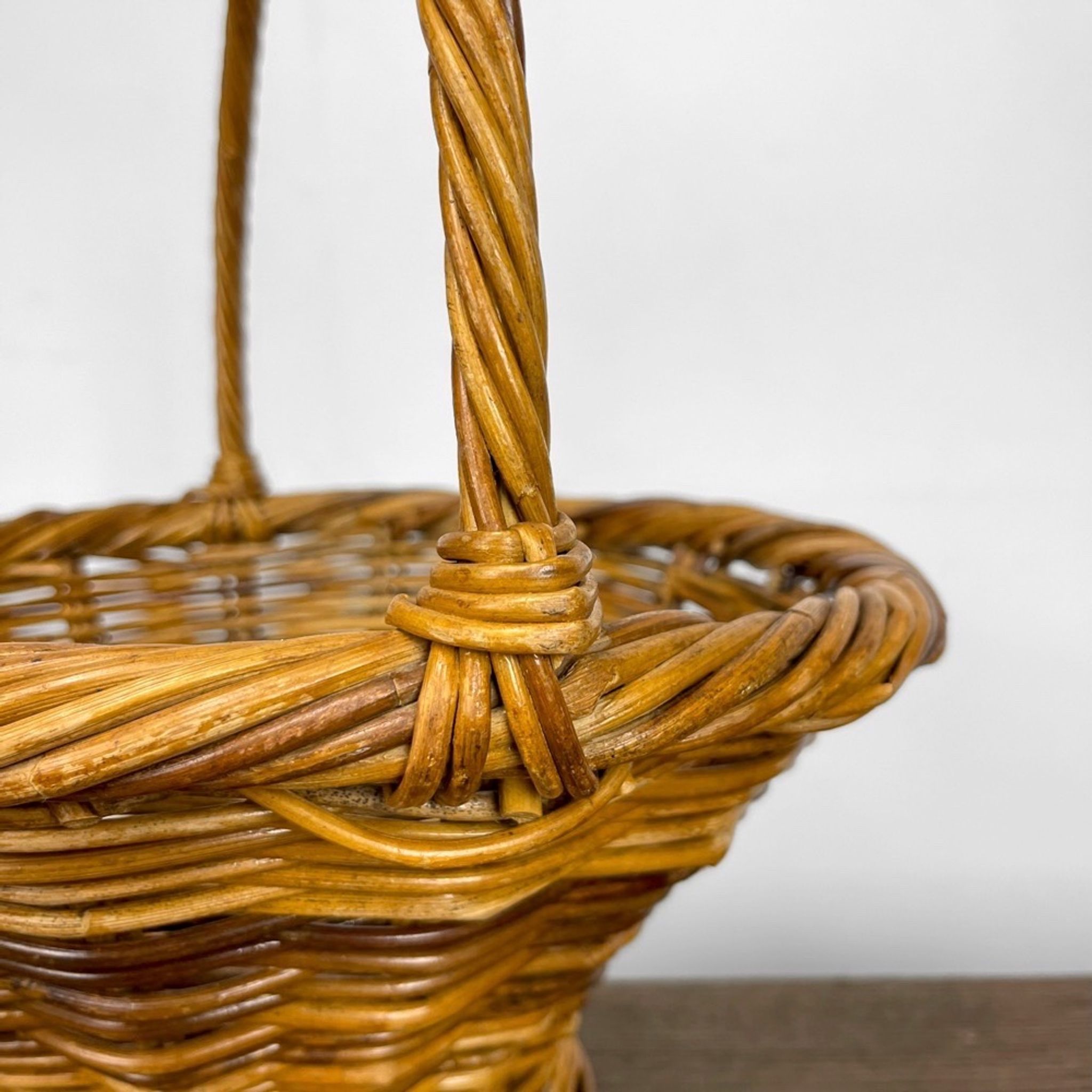 Panier à champignon conique en osier tissé