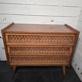 Vintage chest of drawers in oak and rattan from the 1960s.