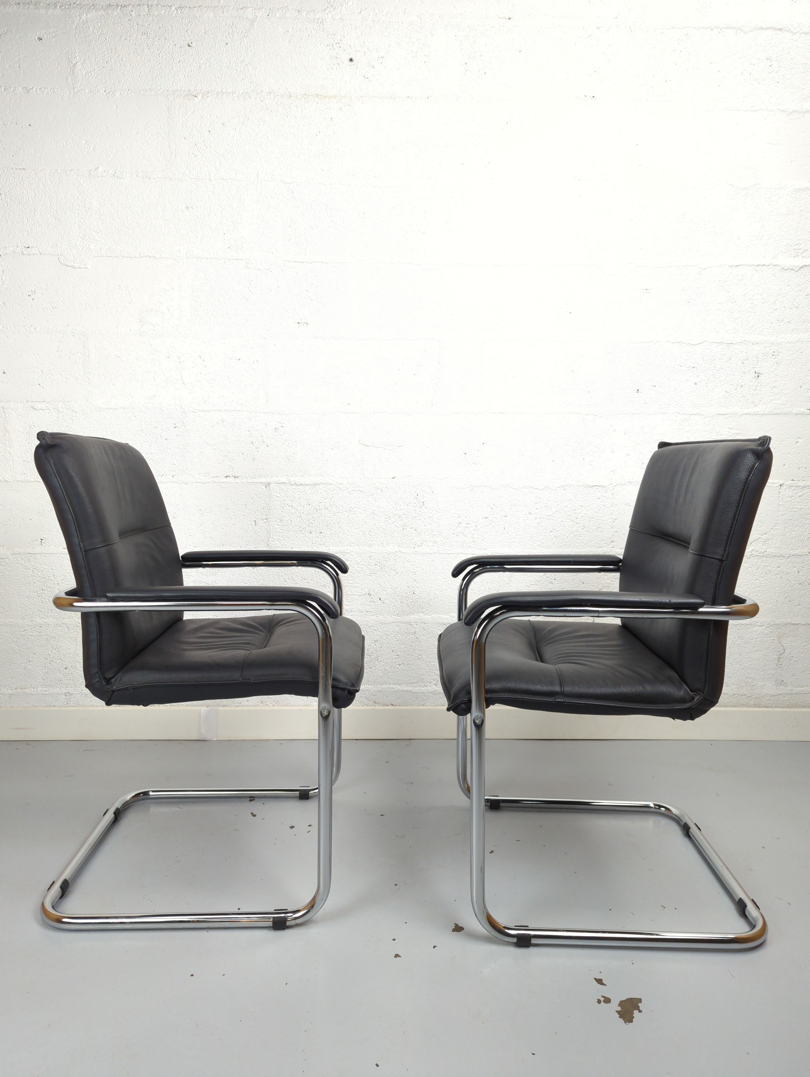 Paire de fauteuils de bureau cuir et structure tubulaire chromé