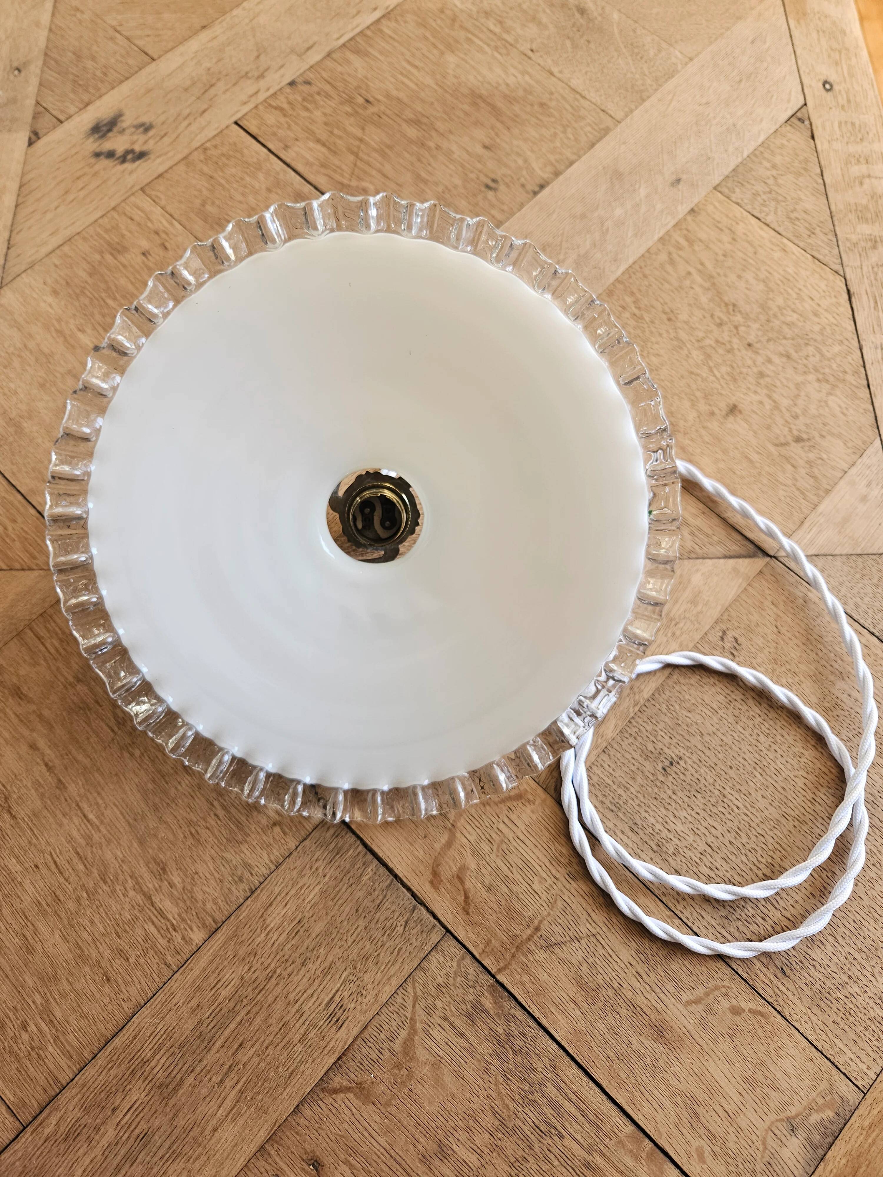 Vintage suspension in lace opaline.