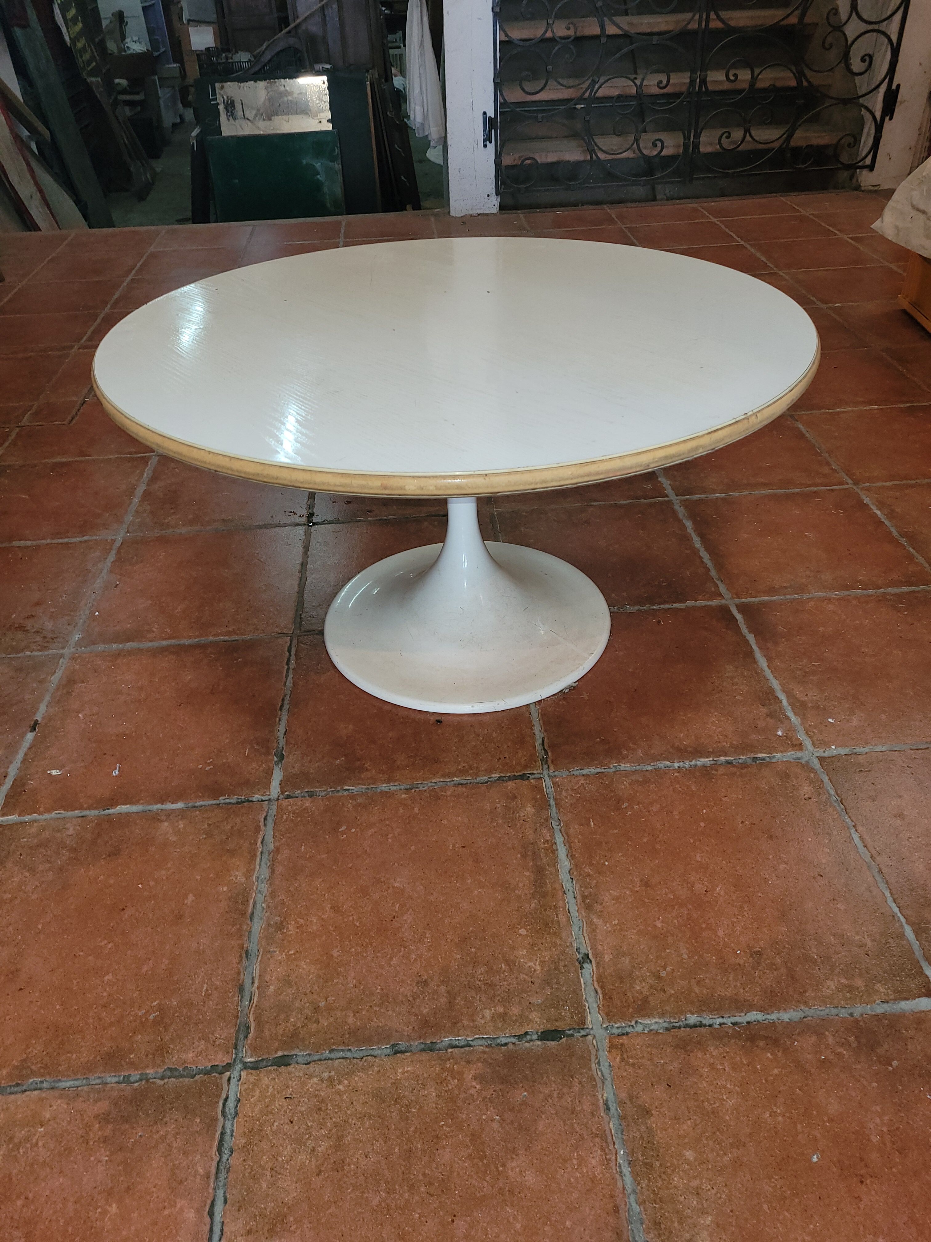 Tulip foot coffee table