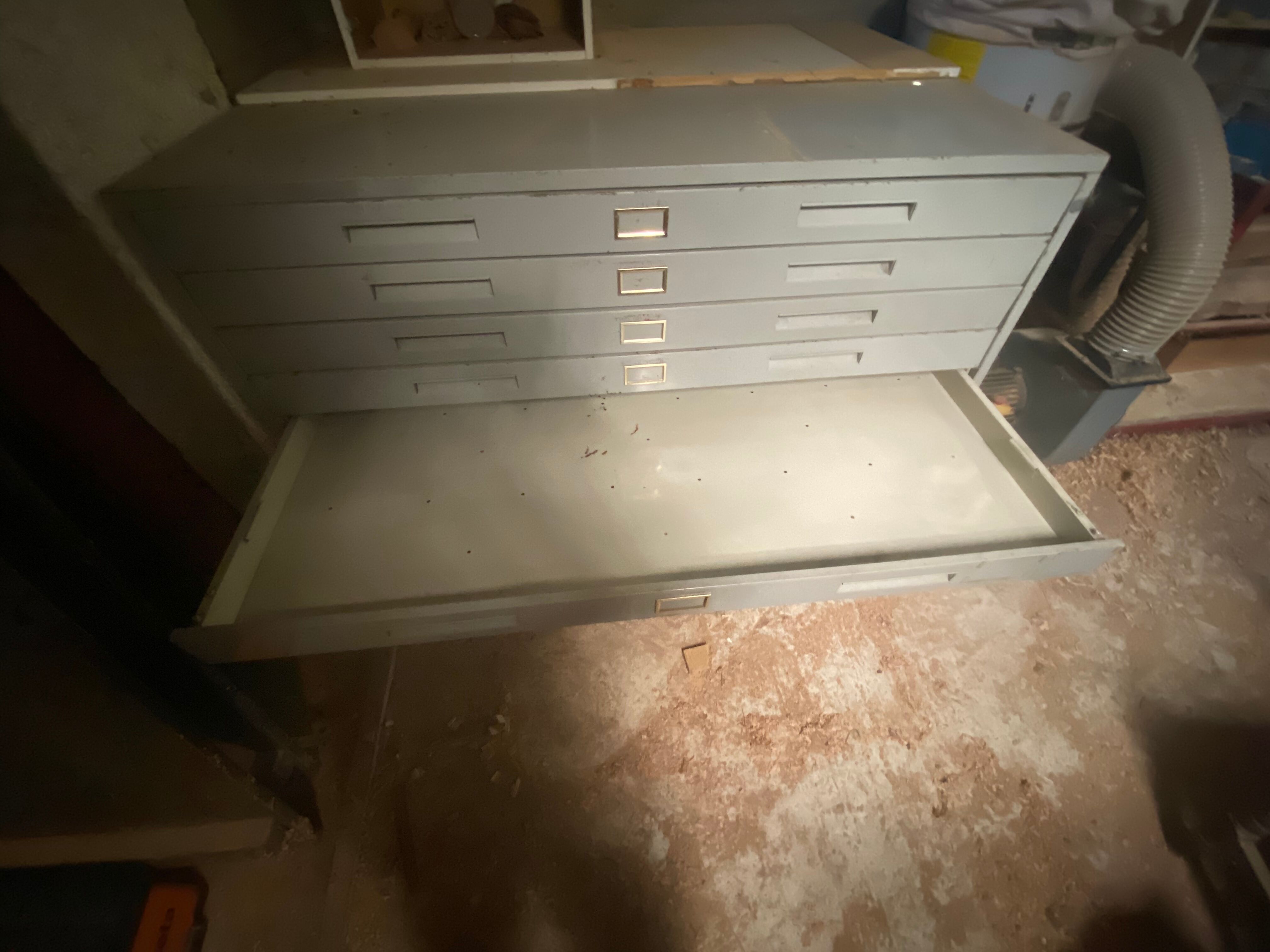 Loom furniture with drawers with metal planes