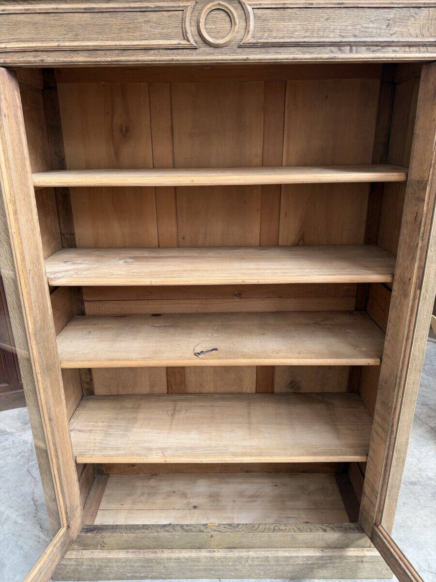 Showcase in oak from the late 19th century.