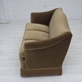 Canapé 3 places danois des années 1960, revêtement en velours vert olive, bois de hêtre.