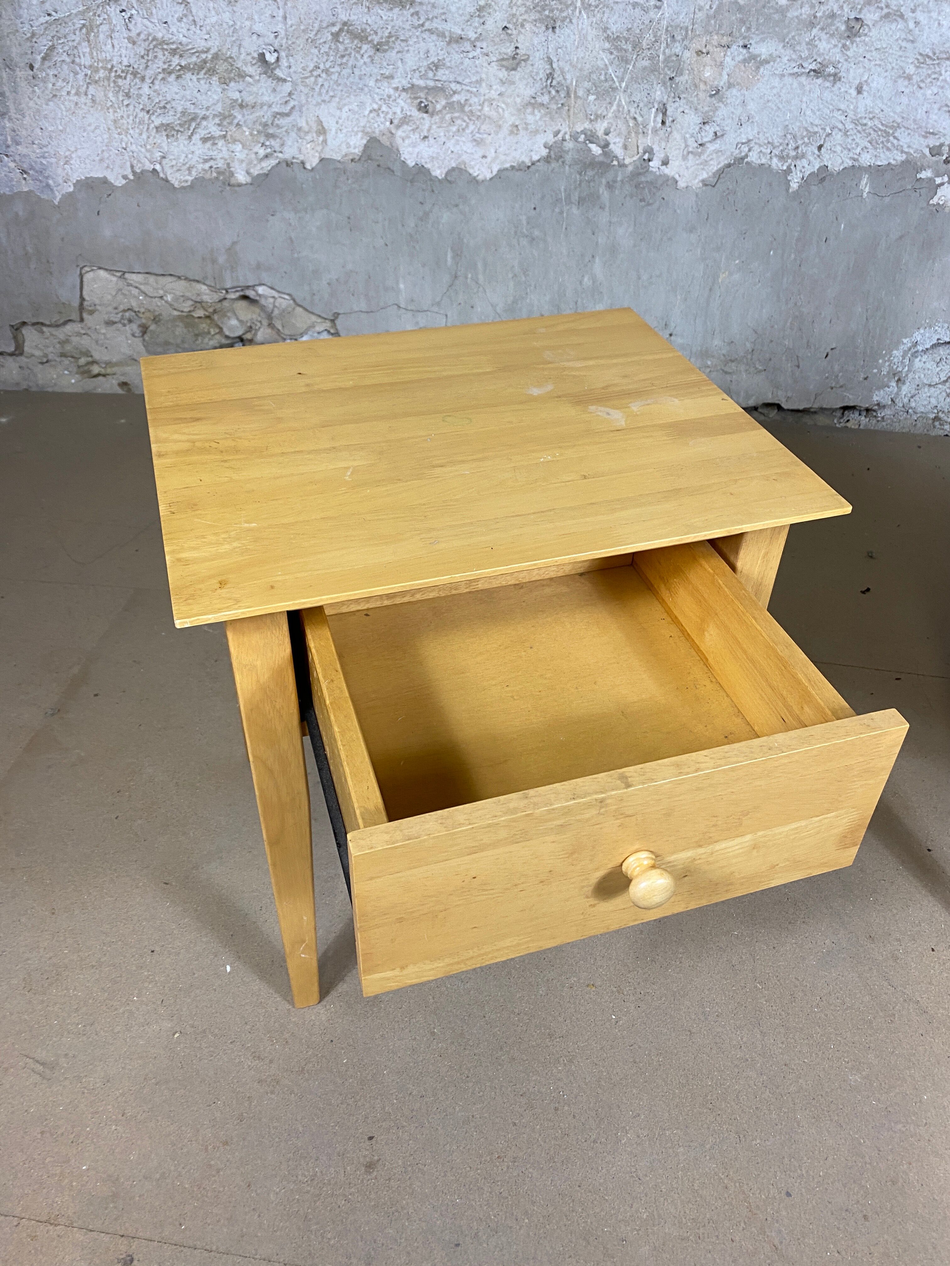 Paire de chevets en bois clair