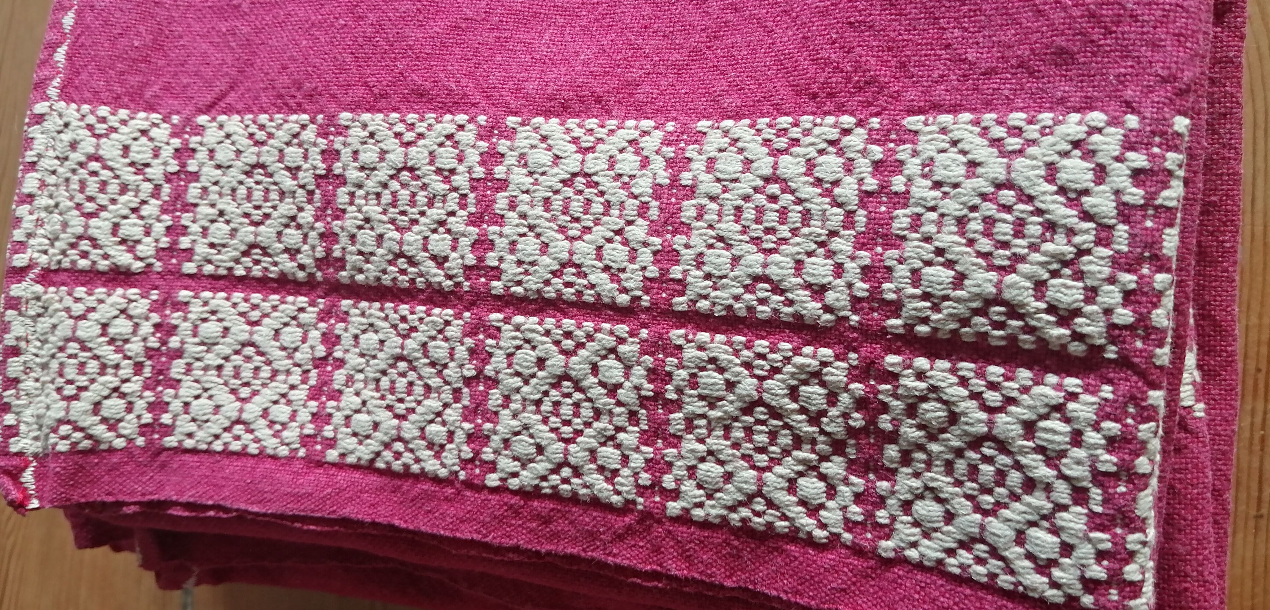 Tablecloth and 8 napkins embroidered basque old red bordeaux