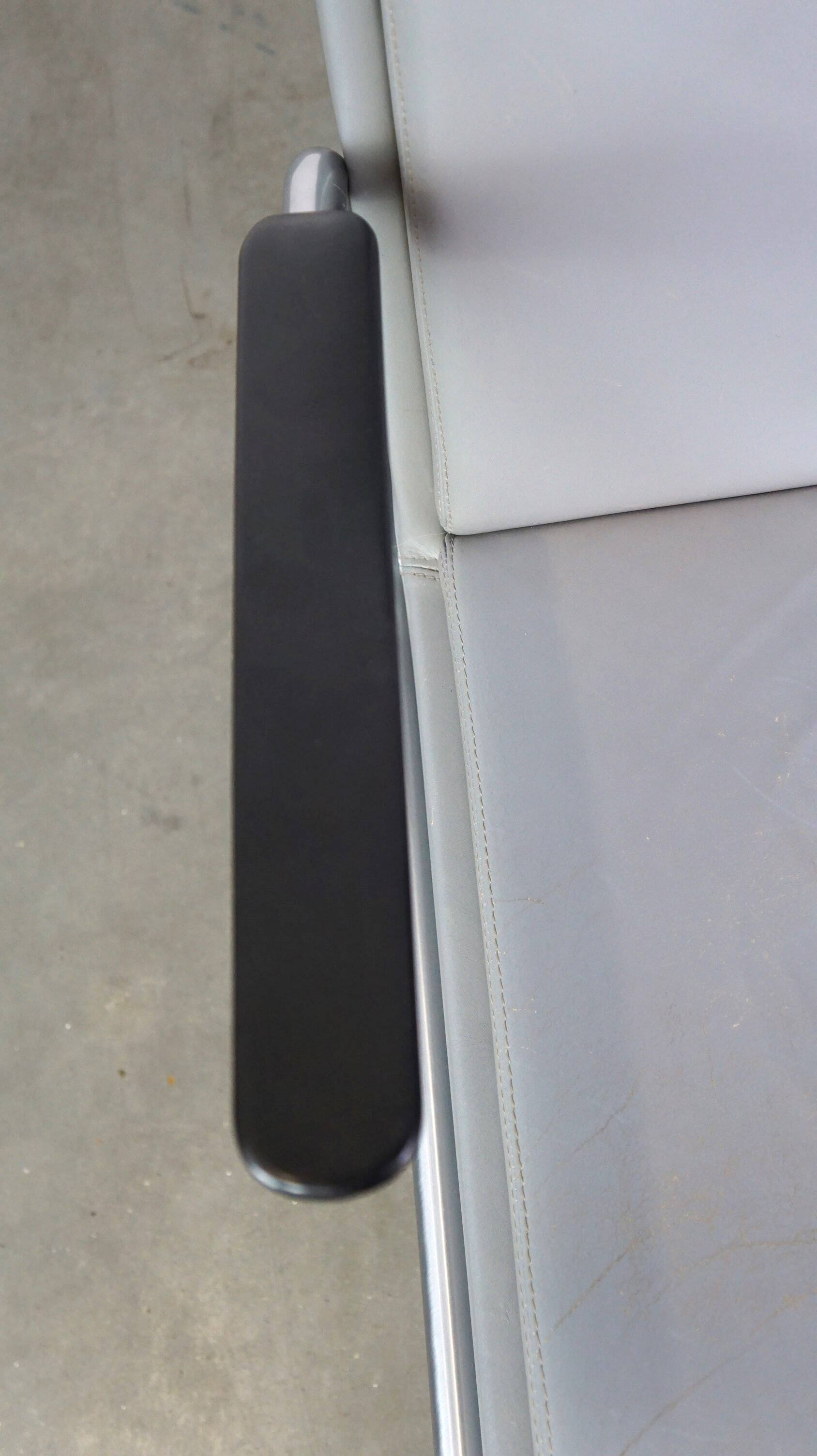 Vintage grey cow leather bauhaus design armchair by Ahrend de Cirkel