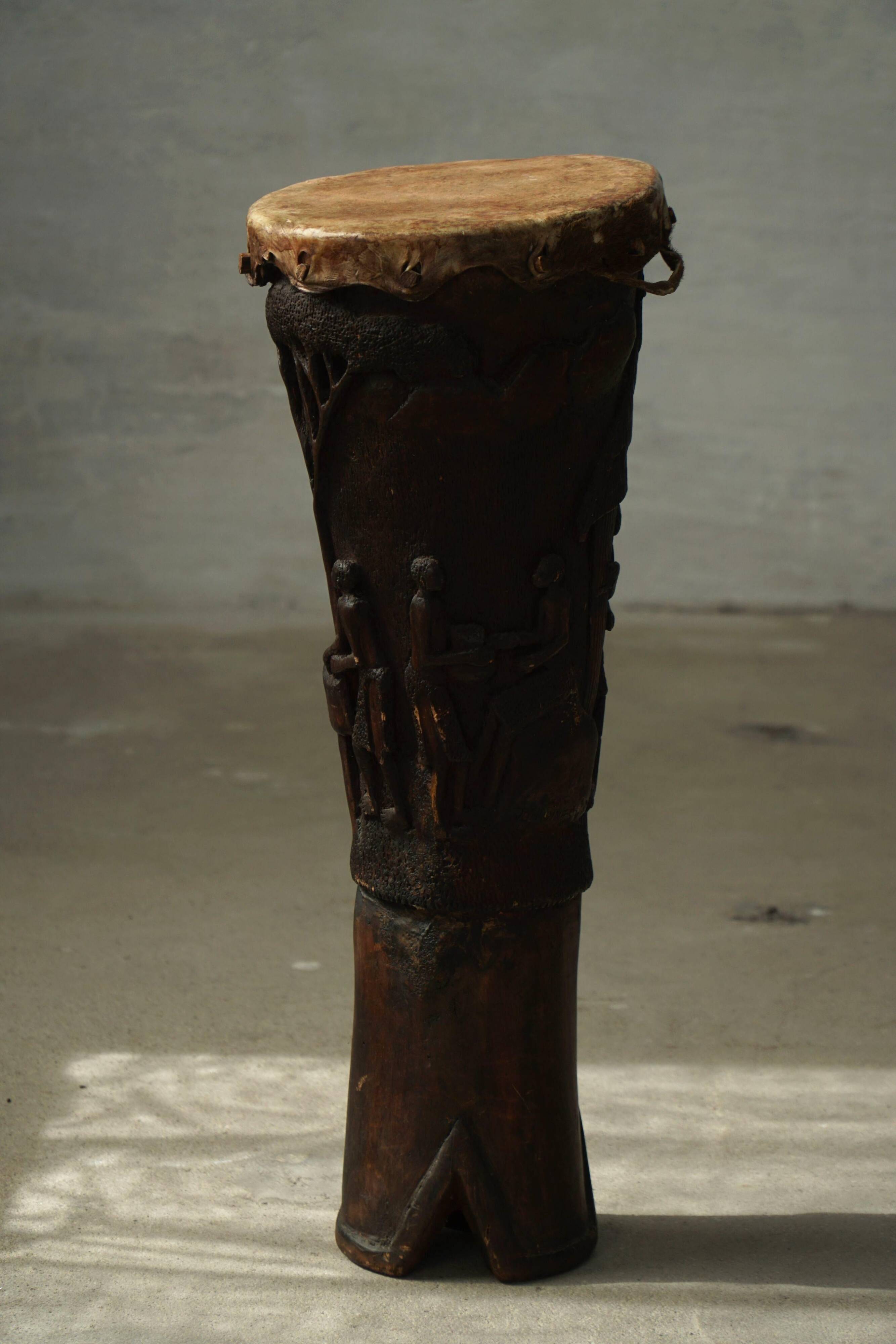 Sculpture / Organic wooden tambour, African carved, 20th century