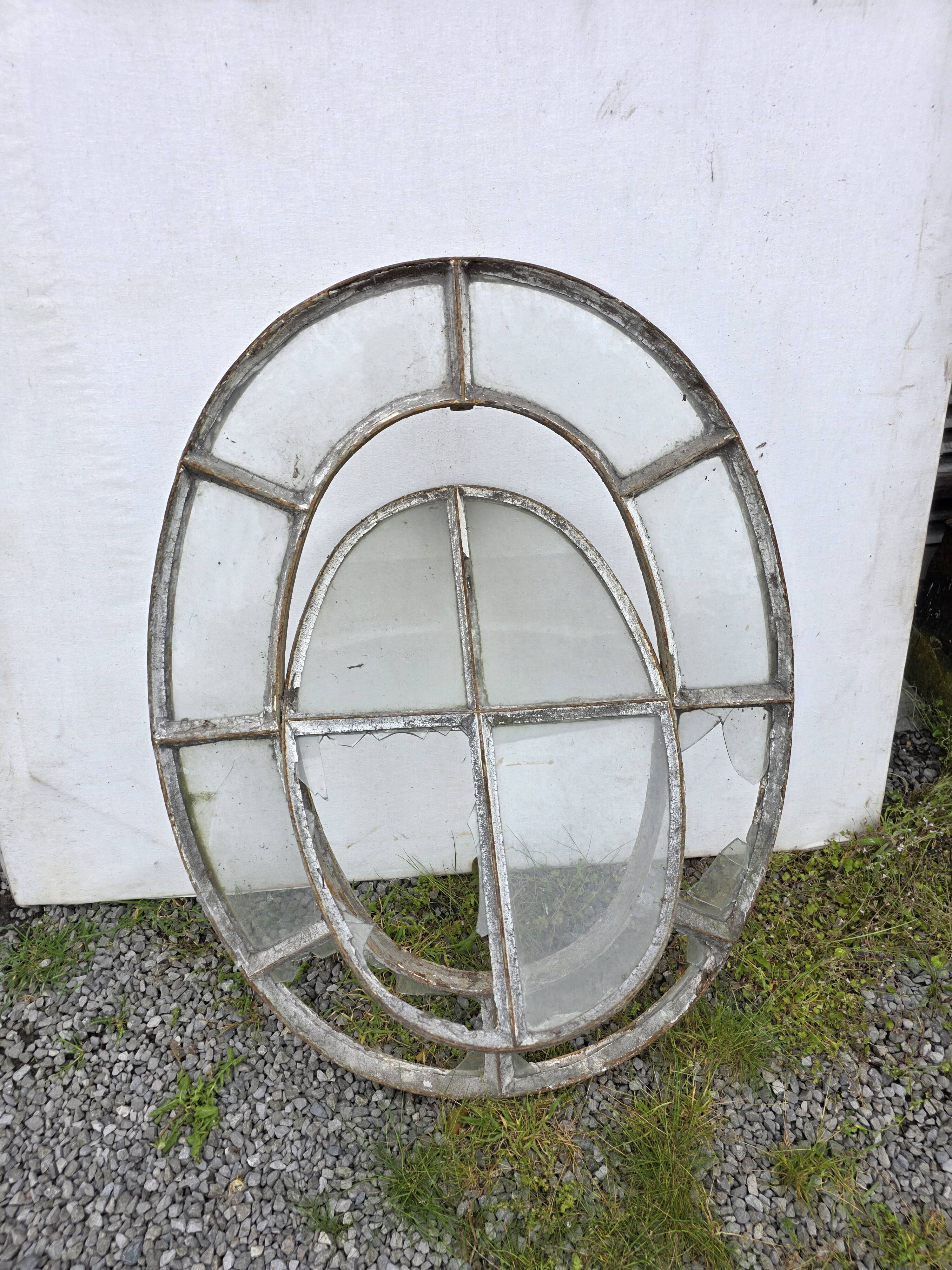 Bull's-eye window from the 19th century in iron (with opening).