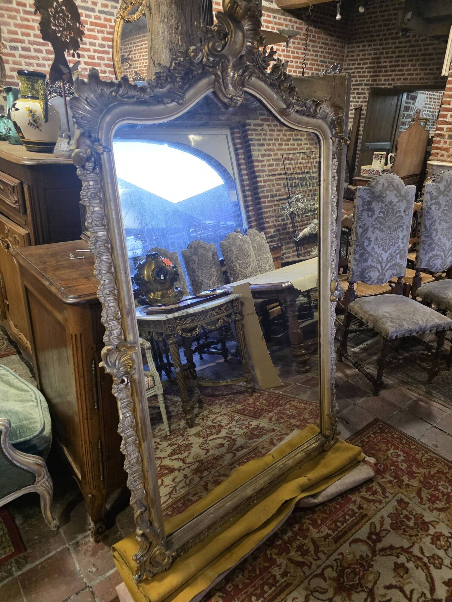 Miroir style Louis XV doré à la feuille d'or du XIXème, 181cm H
