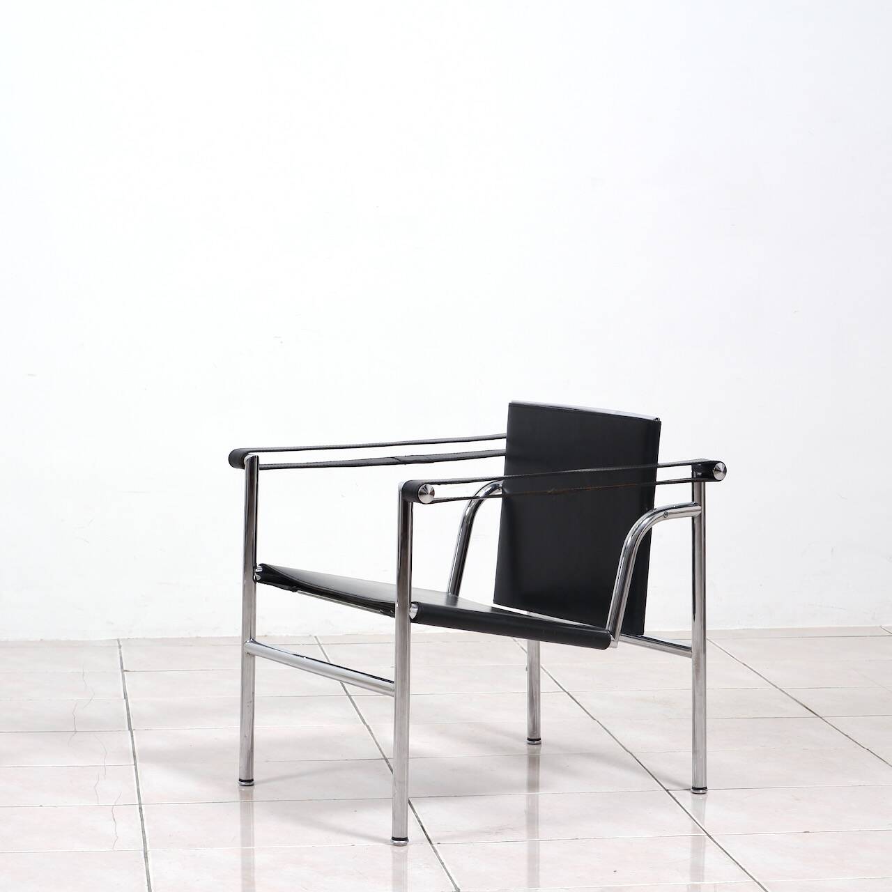 Fauteuil « lc1 » de charlotte perriand pour le corbusier, édités par cassina
