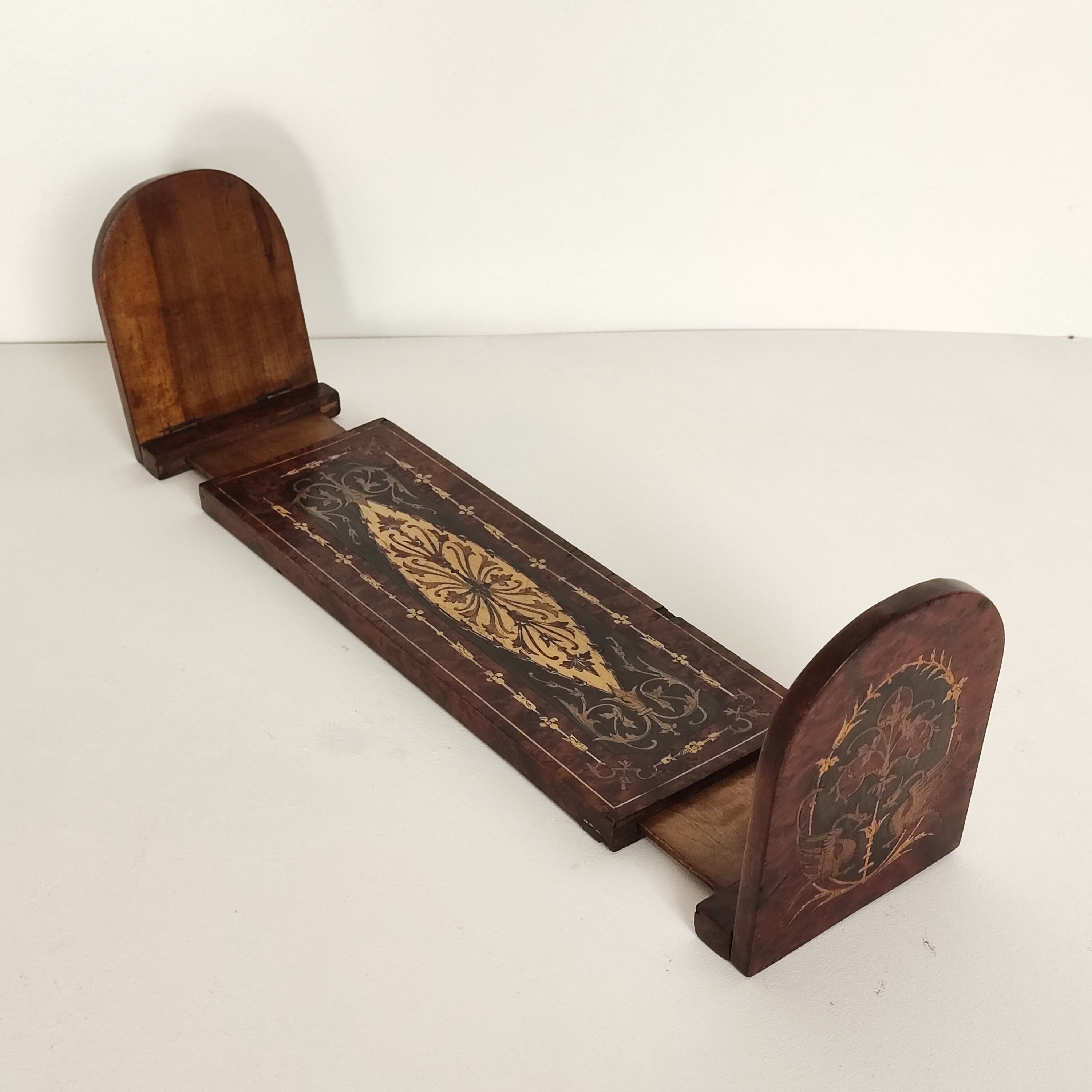 Extendable wooden bookhouse