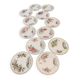 12 assiettes à canapé "flower of the month" en porcelaine Royal Albert -