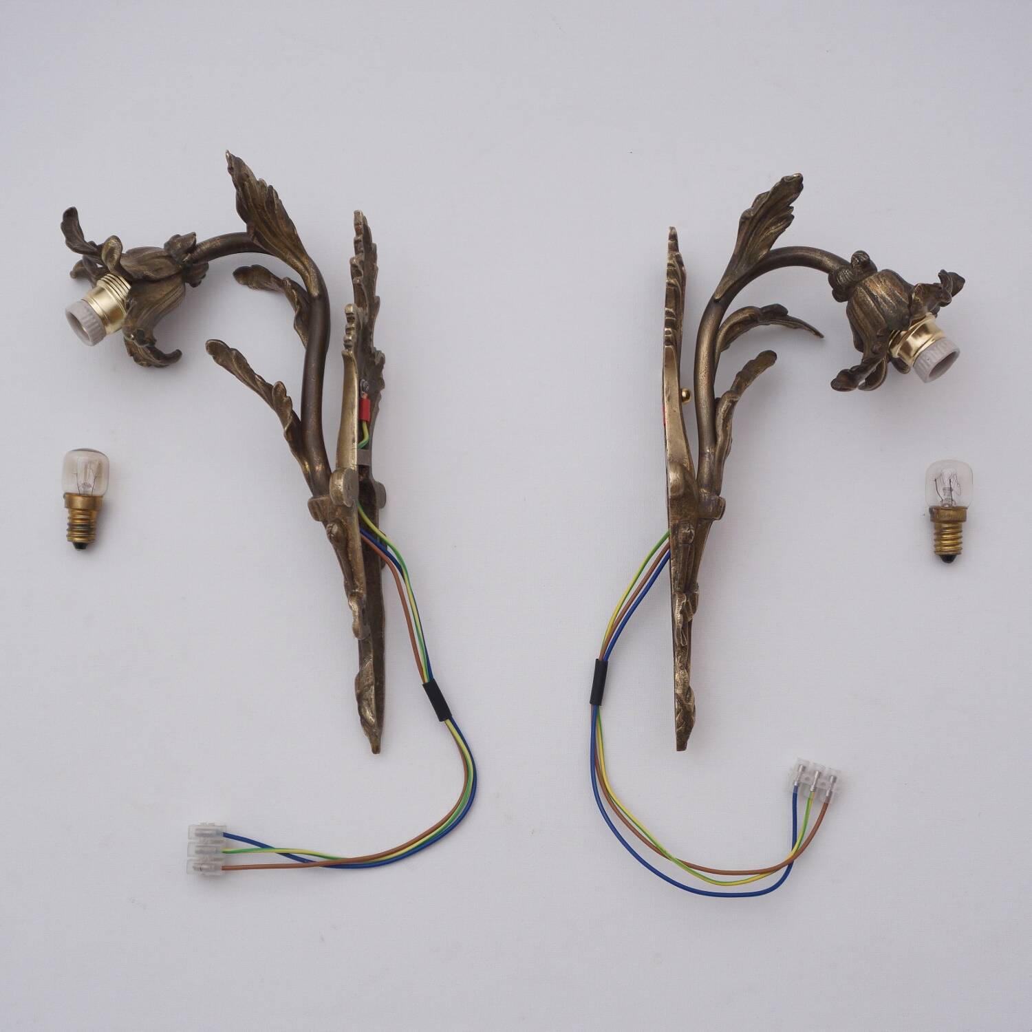 Paire d'appliques murales Art Nouveau antiques en bronze doré à fleurs de lys et feuillages, années 1890, françaises, recâblées