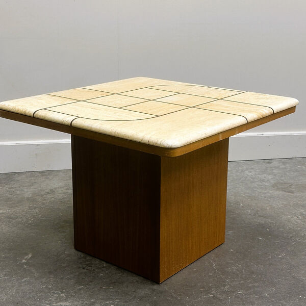 Table basse en carreaux de travertin à décor graphique sur piètement en chêne, années 1970