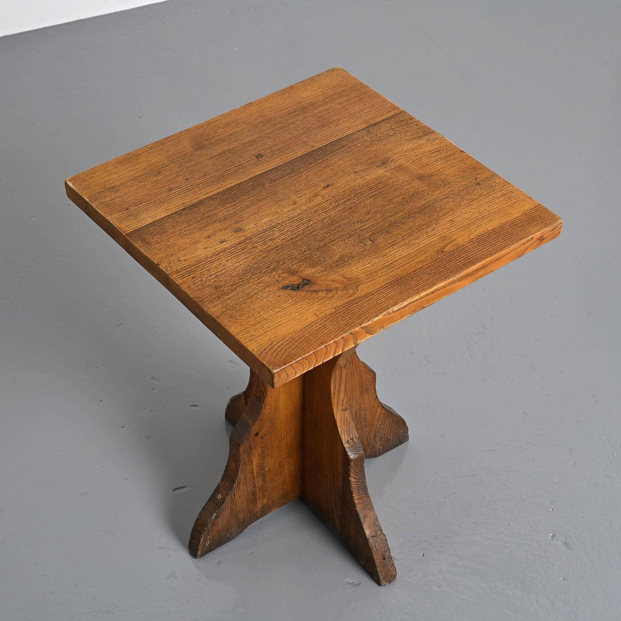 Paire de tables d'appoint en pin massif, Alpes françaises, vers 1970