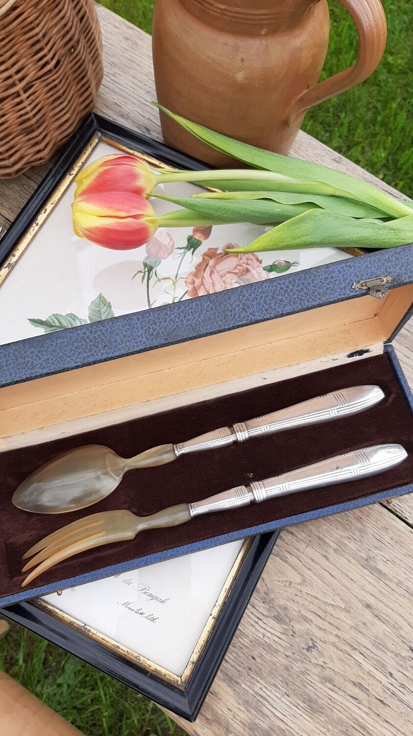 Corn and silver metal salad cutlery