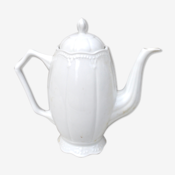 Cafetière en porcelaine blanche ouvragée