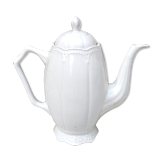 Cafetière en porcelaine blanche ouvragée