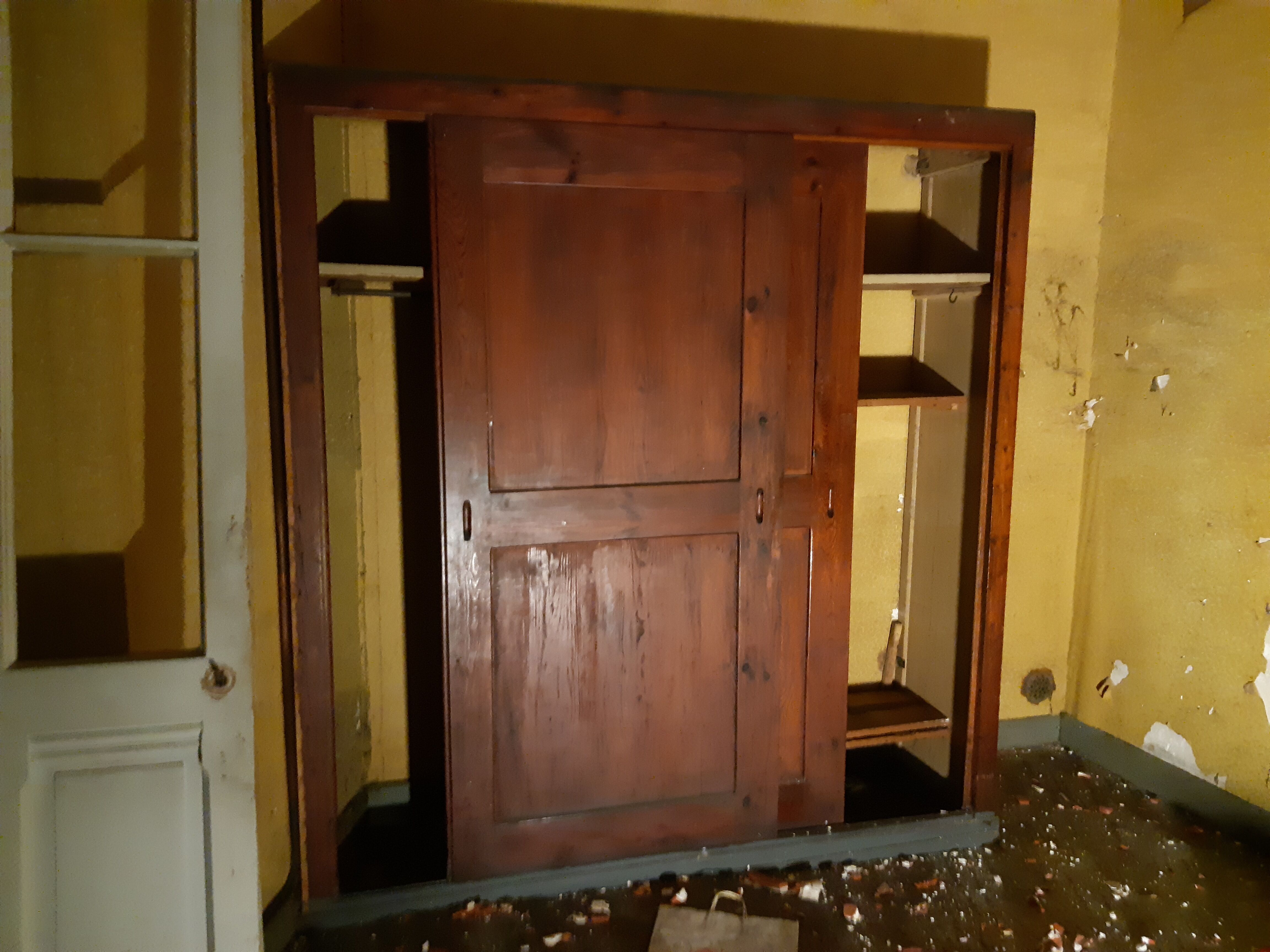 Pairs of sliding closet doors