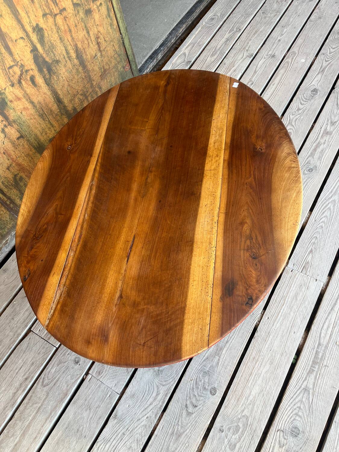 Oval coffee table in wood and red