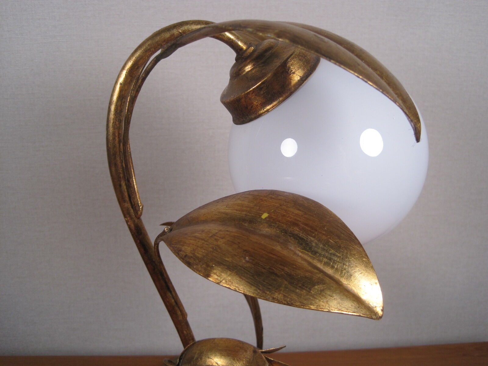 Lampe de table vintage sixties fleur clochette muguet et feuillage en métal doré