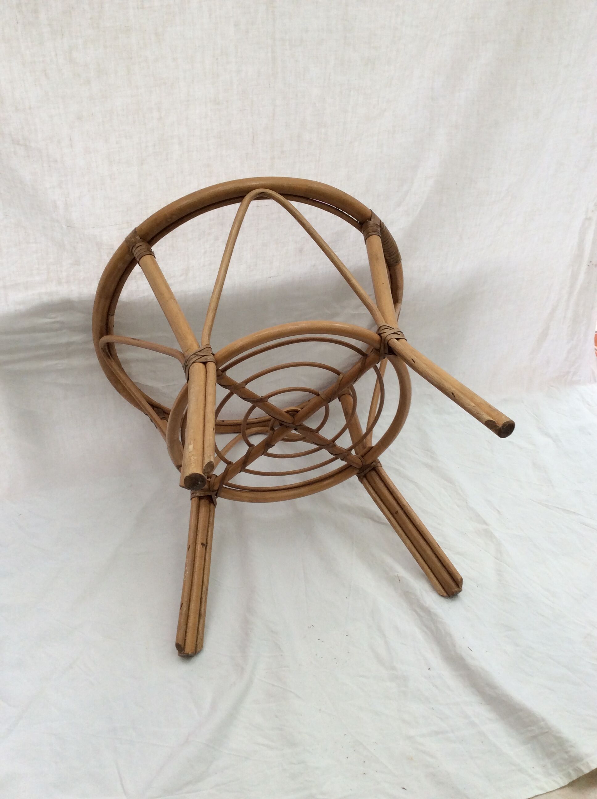 Table in rattan, bamboo and glass